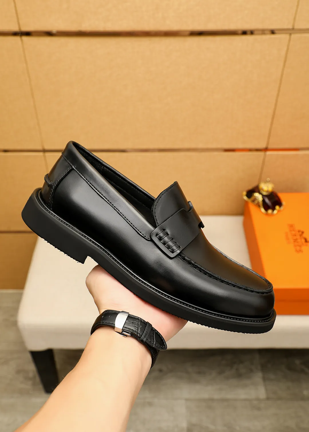 Men's shoes 💰460 💐 Product trademark: HERMES "Hermès" casual leather shoes Regular size: 38-44 (45.46🉑️customized) Product materials: Selected imported first-layer calfskin upper + luxury hardware buckle, imported water-dyed 🐂 cowhide lining. Strong three-dimensional visual effect, foam outsole Color: 4⃣️colors available